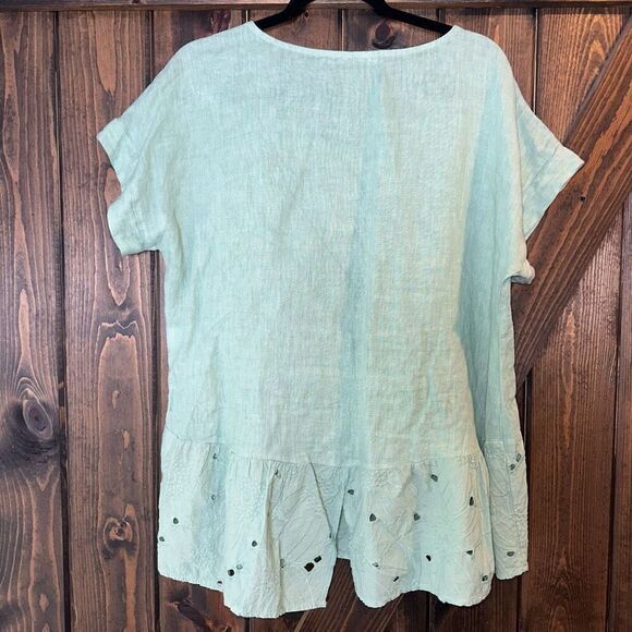 TERZO MILLENNIO Linen Hi-Lo Eyelet Hem Tunic Top - Picture 2 of 4